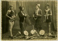 'The 4 Bentos' vers 1929. Le clown au chapeau buse est Polly Bentos, la femme à droite est Jenny Moreels. Photo: Huis Van Alijn